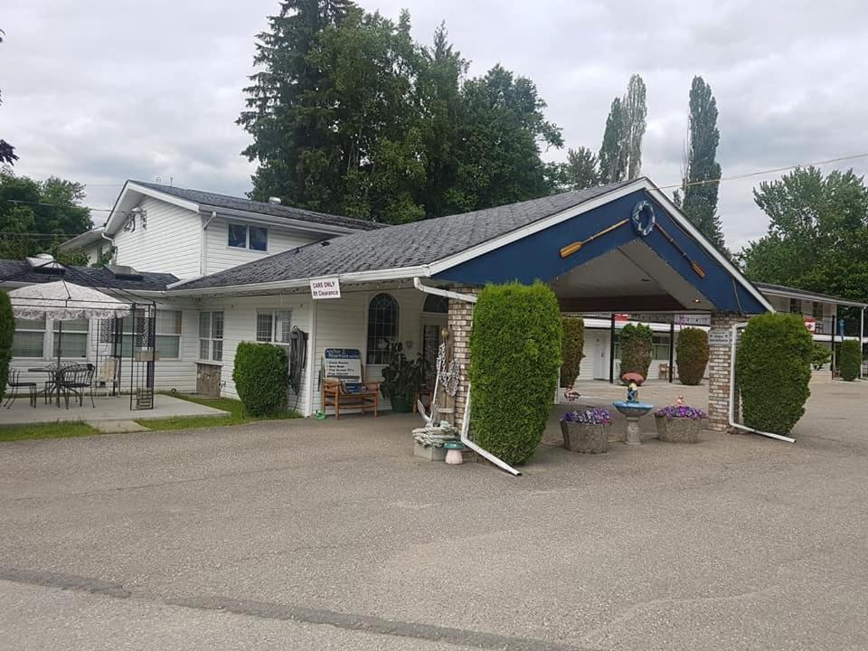 Anchor Riverfront Motel Sicamous Exterior foto