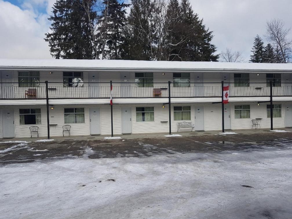 Anchor Riverfront Motel Sicamous Exterior foto